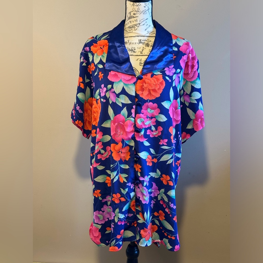 Victoria Secret Floral Kimono with Blue Satin Collar. Size P/S. Good used cond.